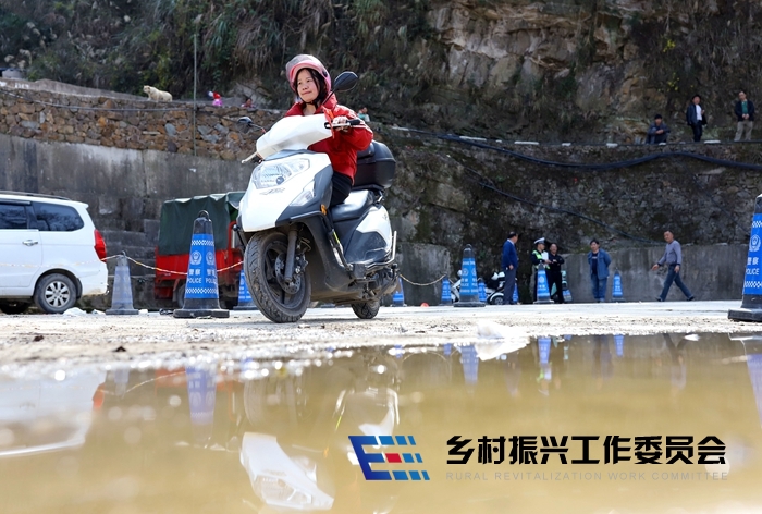 2月19日，在贵州省丹寨县兴仁镇大寨村，村民在参加摩托车技能考试。 (1)_看图王.jpg