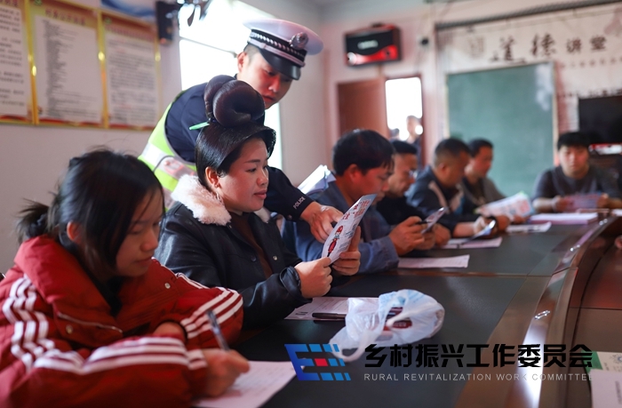 2月19日，在贵州省丹寨县兴仁镇大寨村，宣传民警向参考村民宣传道路交通安全知识。 (2)_看图王.jpg